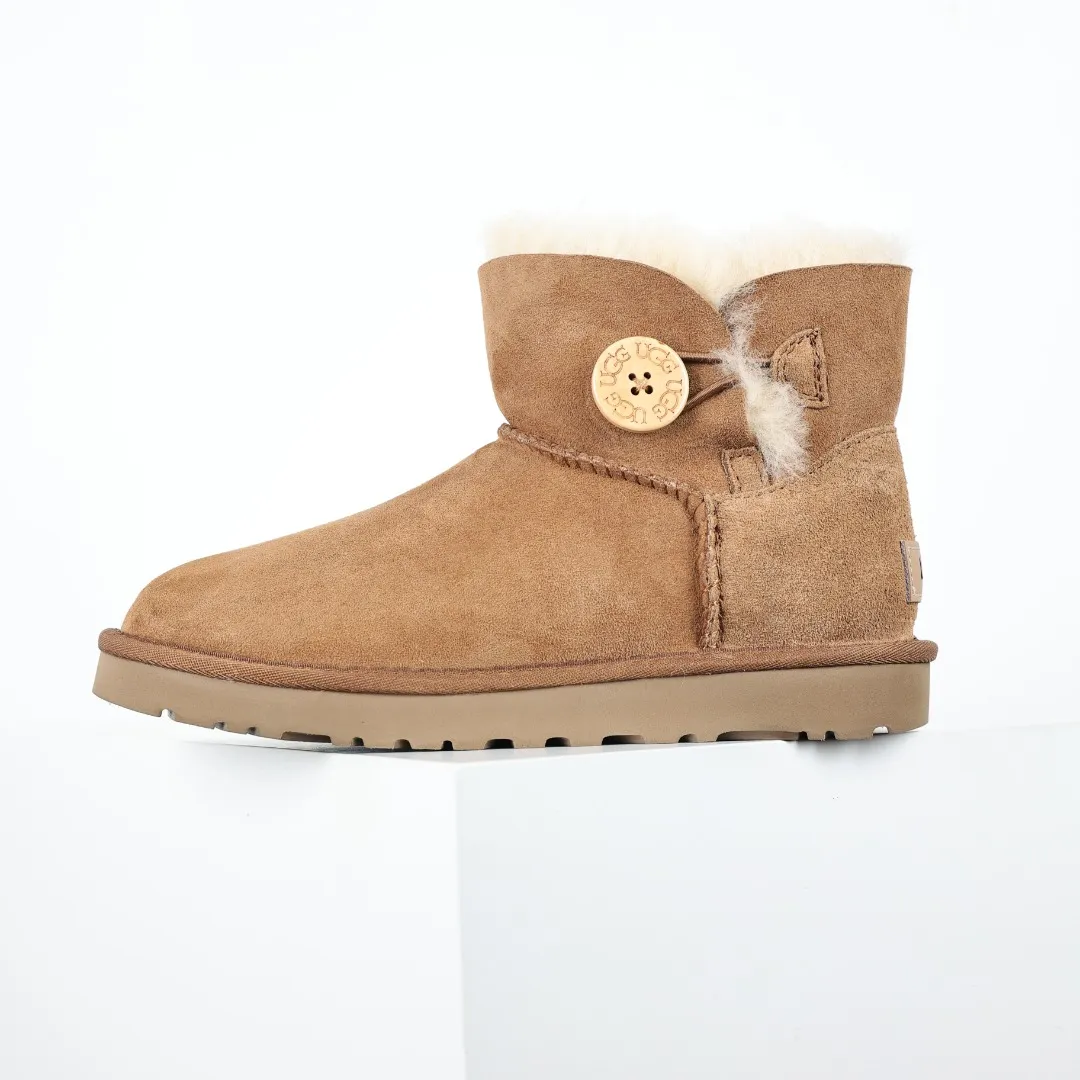 Pick up locally 💰540 The core recommendation is good price UGG basic Bailey twist style Xiaohongshu hot style Henan Longfeng leather production Sheepskin integrated top quality in the market 2-3 cm cashmere insole to keep warm in winter and a very suitable choice for home use UUG has launched a style series in the new year, which is partially geared towards the preferences of young consumers and has also moved to the forefront of fashion trends. Shoe body material Water-repellent coated suede upper 17mm UGGPURE™ implanted wool insole Lightweight non-slip comfortable rubber outsole With brand LOGO Trademark Comes with full packaging Size: 35 36 37 38 39 40